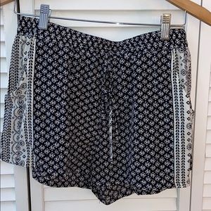 Elastic black and white shorts